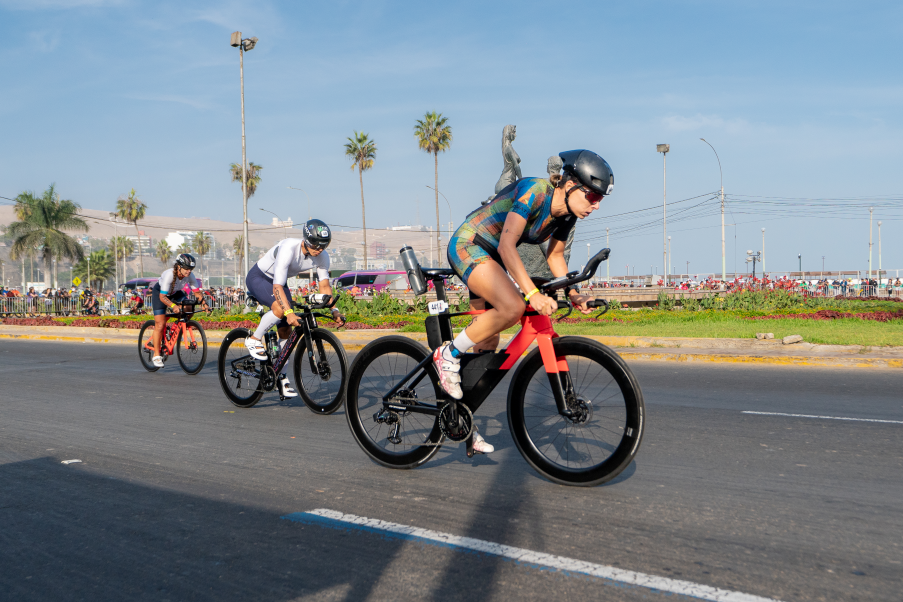Atletas en el Ironman70.3 Lima 2025. 